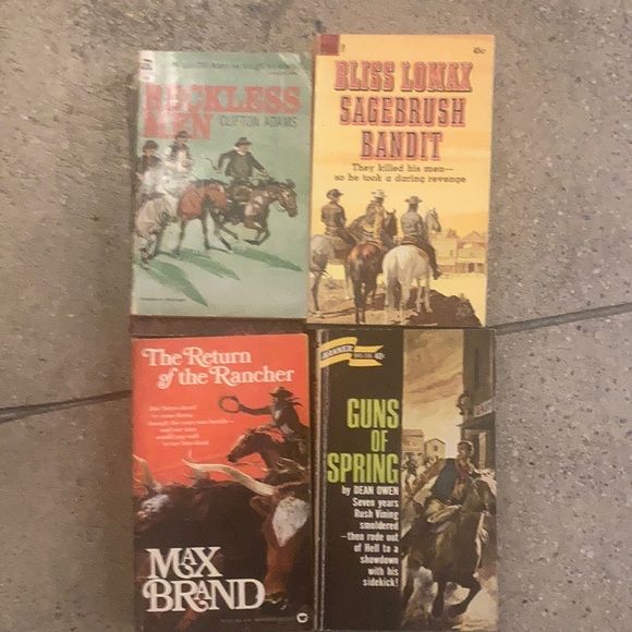 🏜📕 Seventeen Vintage Western Novels and Wagon Wheel Bookends 🐍📚 - Picture 6 of 9